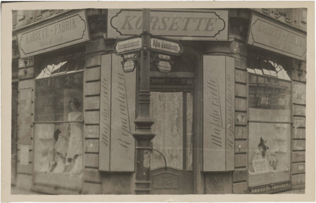 View of the Corner of Kommandantenstraße/Alte Jakobstraße, 1925, n.p., Collection: Peter Plewka / FHXB Friedrichshain-Kreuzberg Museum, 0101. At Alte Jakobstraße 89, near the depicted postcard motif, the 'Berliner Freundschaftsbund' met before its merger with the 'Vereinigung der Freunde und Freundinnen' and its renaming to 'Bund für Menschenrecht'. The street also had a number of queer bars and pubs.