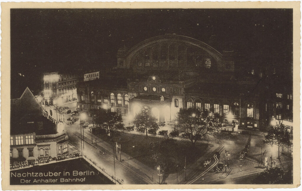 Postcard of Anhalter Bahnhof at night, likely 1933–1934, photographed by Bruno Schroeter, Collection Peter Plewka / FHXB Friedrichshain-Kreuzberg Museum, 0268.