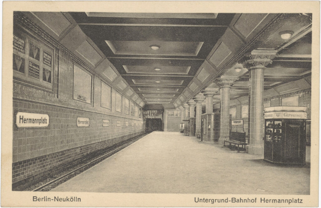 Innenansicht des Untergrundbahnhofs, (o. D.), Verlag Alwin R. Adloff, Sammlung: Peter Plewka / FHXB Friedrichshain-Kreuzberg Museum, 1955v.