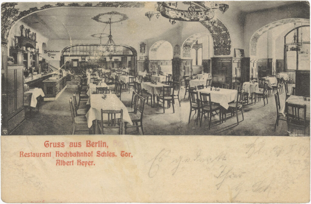 Innenräume des Restaurants im Hochbahnhof, (o. D.), Verlag Hartwig & Vogel’s Automaten, Sammlung: Peter Plewka / FHXB Friedrichshain-Kreuzberg Museum, 4019v.