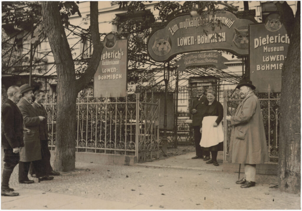 This motif seems to have been taken casually, as the people are not posing.„Zum musikalischen Katzenwirt“, Hasenheide 50, 1926, SPP / FHXB 1849