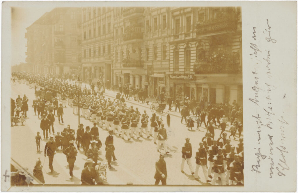 “Regiment Augusta moves past my apartment to the castle guard”; also report of the first military exercise.Königin Augusta Garde-Grenadier Regiment Nr. 4, Ausmarsch Friesenstr., no date (sent in 1906), SPP / FHXB 1064