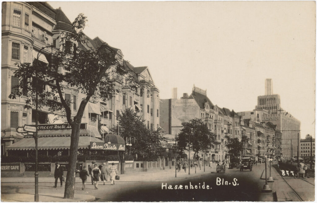 “Dear mother! We arrived here safely (...). I found everything in perfect order at home (...). Today the weather is wonderful here, father is at home.”Hasenheide, no date (sent in1930), SPP / FHXB 1685