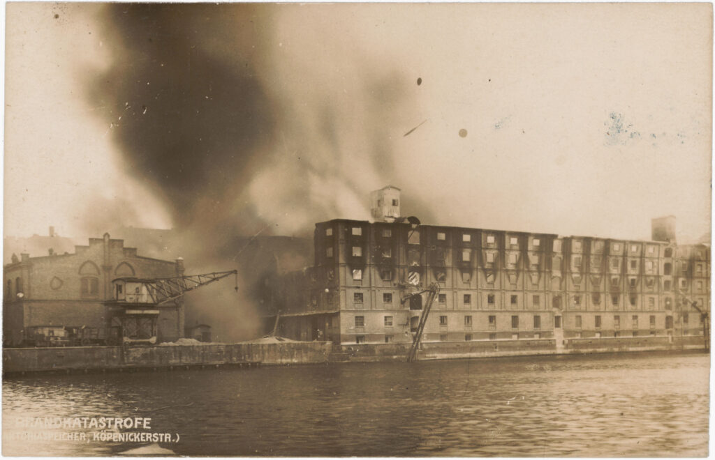 “Dear Erna! You will probably have already read about the terrible fire.”Fire at the Victoria Warehouse, Köpenickerstr. 22 – 26a, no date (sent in 1907), SPP / FHXB 2123