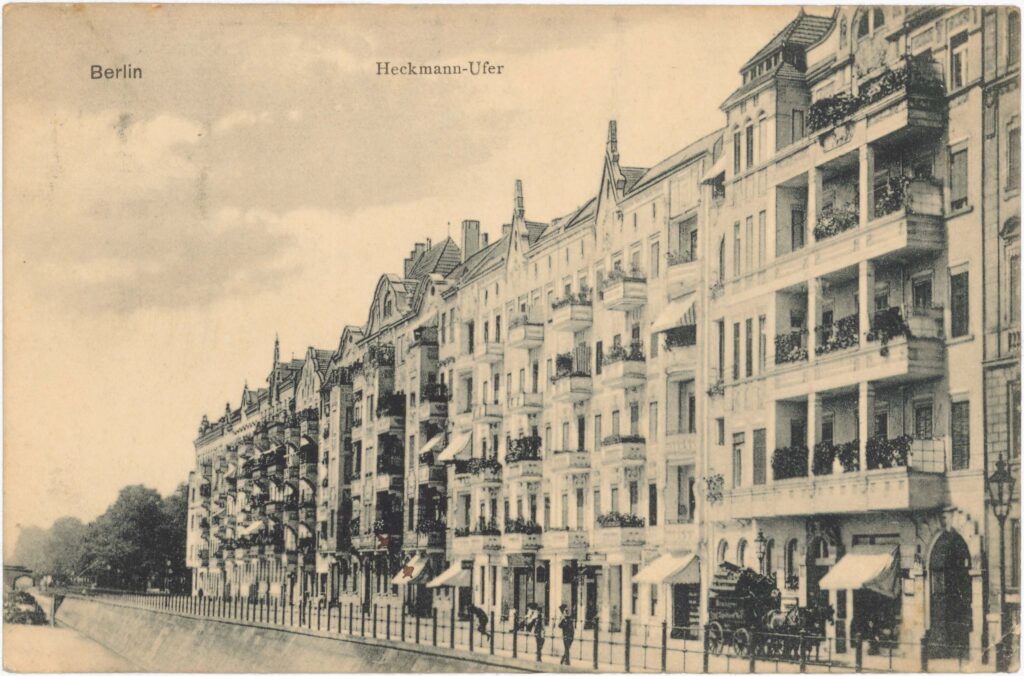 “Dear parents! I‘ve arrived safely. I like it very much, I‘ve already visited the waffle house.”Heckmannufer, 1908, (sent in 1909), SPP / FHXB 1878