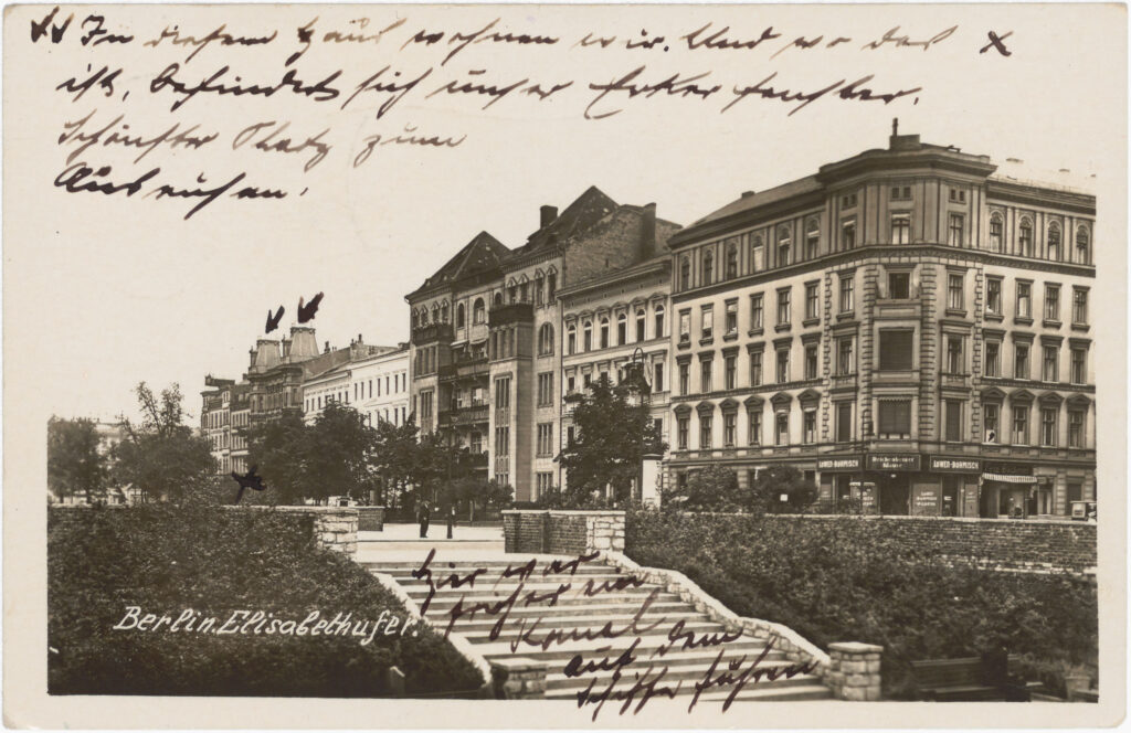 “We live in this house. And where the x is, there is our bay window. The best place to relax. Here used to be a canal on which ships sailed.”Elisabethufer, no date (sent in 1936), SPP / FHXB 2691