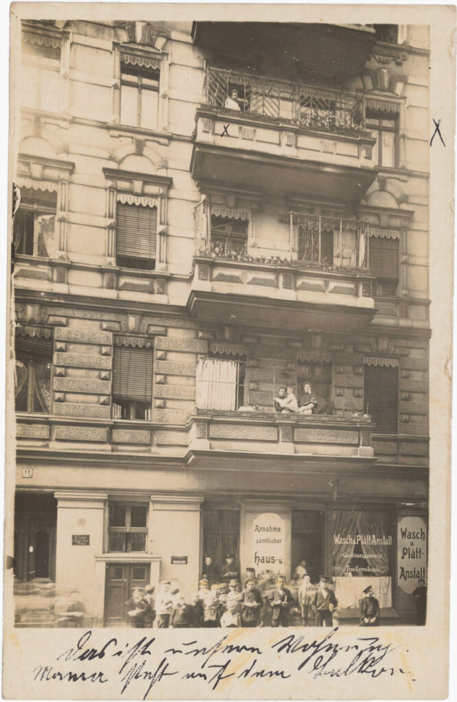 “This is our apartment. Mama is standing on the balcony.”Residential and commercial building at Görlitzer Str. 11 with handwritten marking and comment, no date (sent on 17.05.1907), SPP / FHXB 1361.