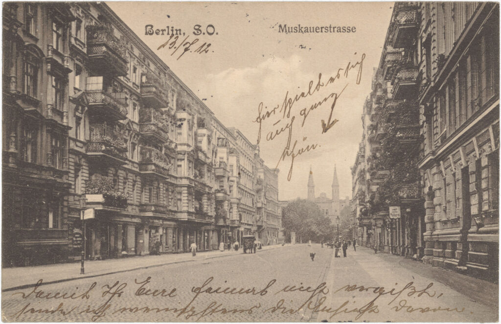 In der Muskauer Str. hatte die Kreuzberger Clique „Lustig Blut“ in den 1920er Jahren ihren Treffpunkt. Blick zum Krankenhaus Bethanien, Muskauer Str., o.D. (verschickt am 23.07.1912), SPP / FHXB 3374