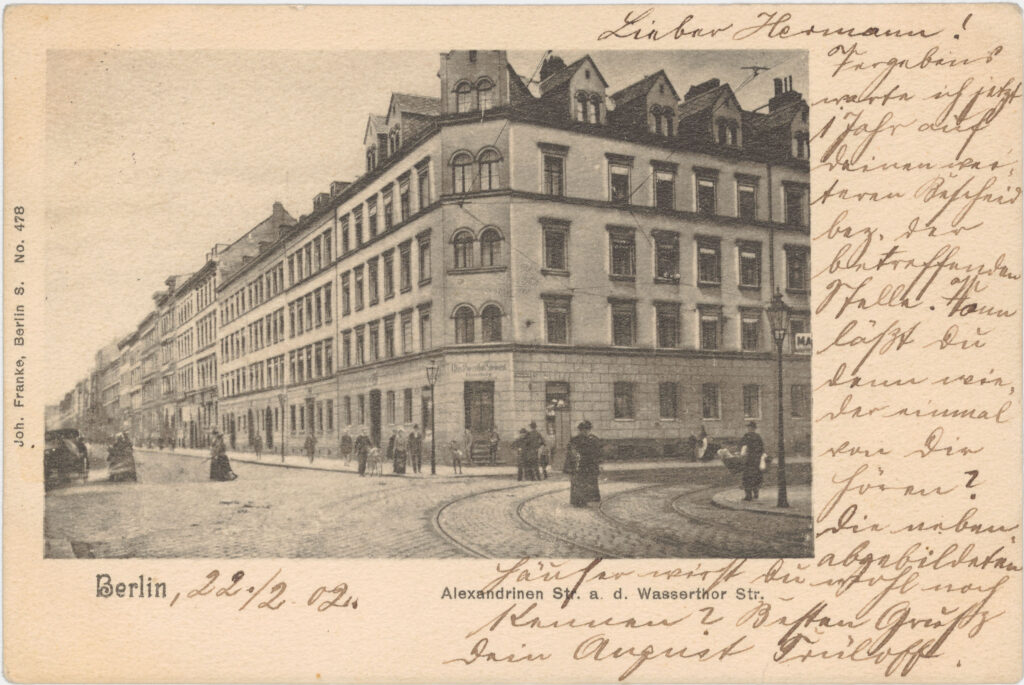 An dieser Straßenecke gab es 1928 die erste tödlich verlaufende Konfrontation zwischen Nazis und Antifaschist*innen in Berlin. Alexandrinenstr. / Wassertorstr., o.D. (verschickt am 24.02.1902), SPP / FHXB 0044