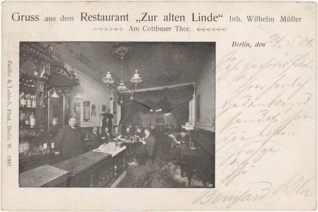 Das Lokal „Zur alten Linde“ existierte bereits um 1900. „Gruss aus dem Restaurant ‚Zur alten Linde‘ – Inh. Wilhelm Müller // Am Cottbuser Thor.“, o.D. (verschickt am 25.05.1900), SPP / FHXB 2337