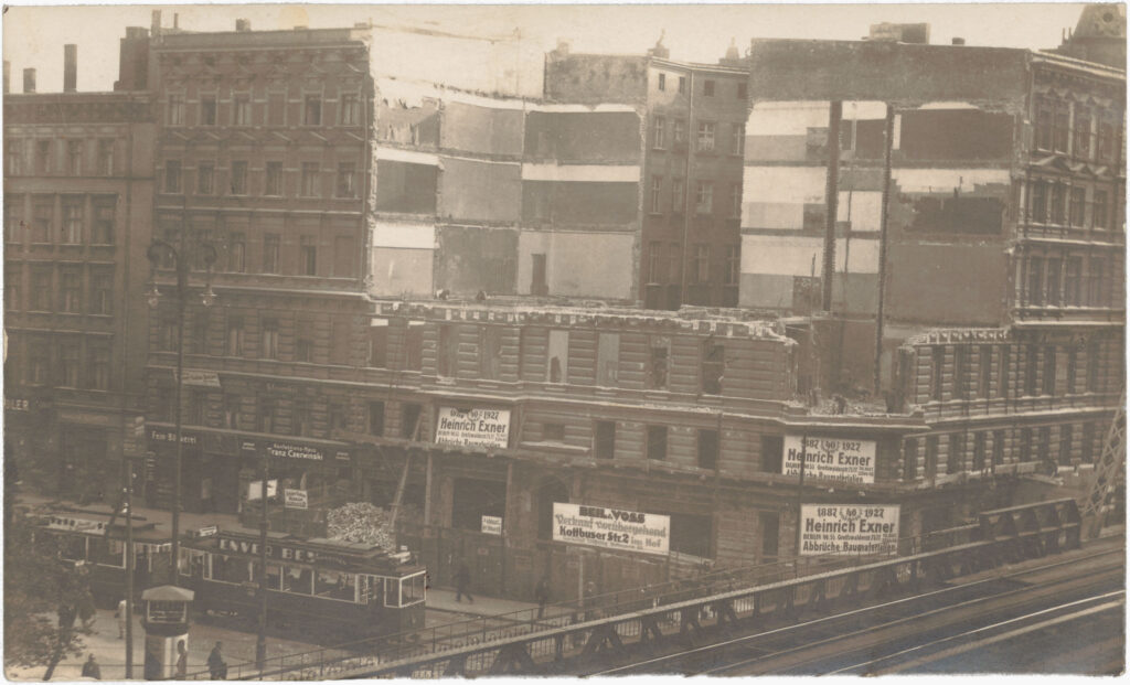 Die Ansicht des Gebäudeabrisses am Kottbusser Tor zeigt die dichte Bebauung in Kreuzberg. Kottbusser Str. 1/2, ca. 1927, SPP / FHXB 2300