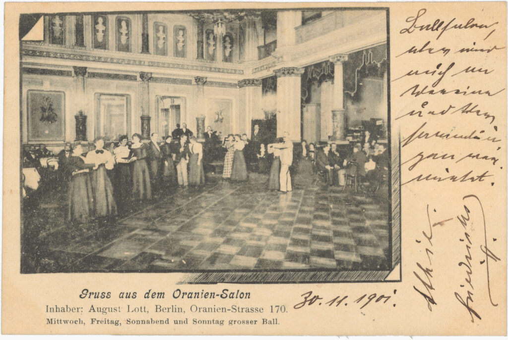 Bälle der queeren Szene fanden z.B. Silvester 1927 im „Ballhaus Oranienstraße“ statt, dem früheren „Oranien-Salon“.Oranienstr. 170, o.D. (verschickt am 30.11.1901), SPP / FHXB 3702