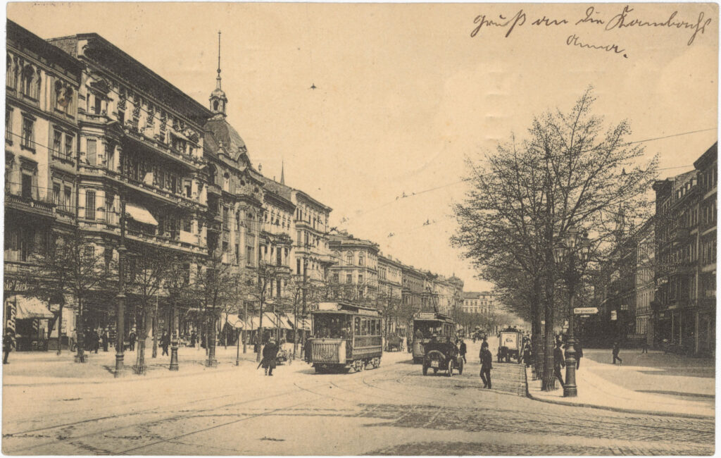 Der Bildausschnitt zeigt in Richtung des Fabrikstandorts von Sarotti auf der rechten Seite hinten. Belle-Alliance-Str., o. D. (verschickt am 19.09.1913), SPP / FHXB 2909