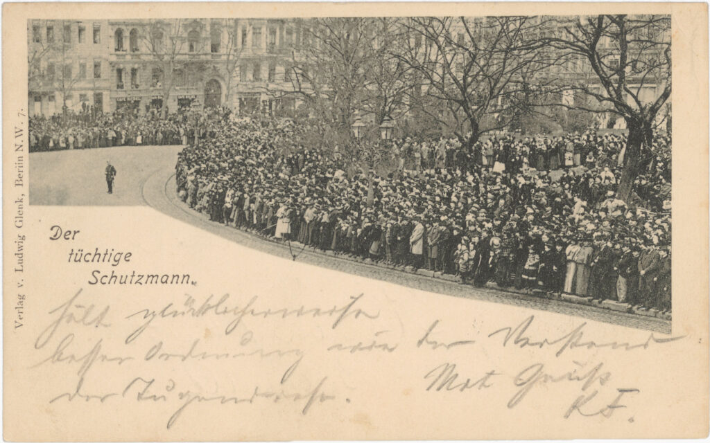 Das Motiv zeigt einen einsamen Polizisten, der 1899 am Belle-Alliance-Platz (heute Mehringplatz) die Menge in Schach hält. Belle-Alliance-Platz, o.D. (verschickt am 20.02.1899) SPP / FHXB 3116