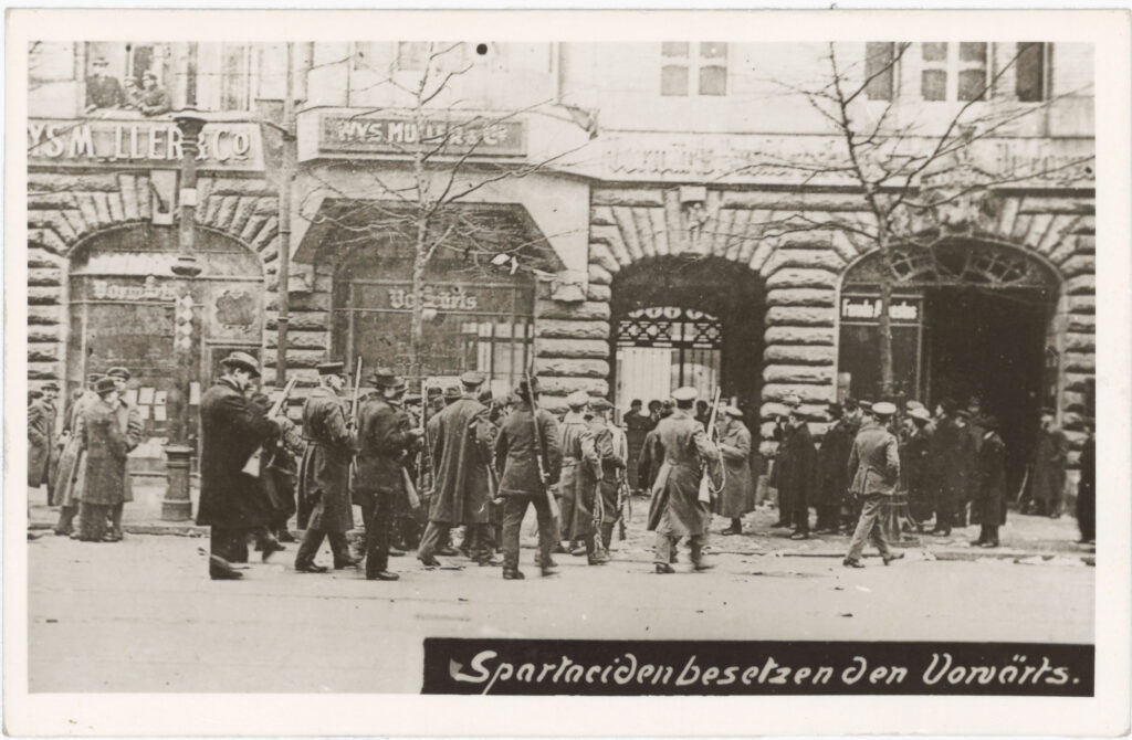 Spartakisten-Besetzung des „Vorwärts“-Gebäudes, Belle-Alliance-Platz (heute Mehringplatz), 05.01.1919, SPP / FHXB 2516