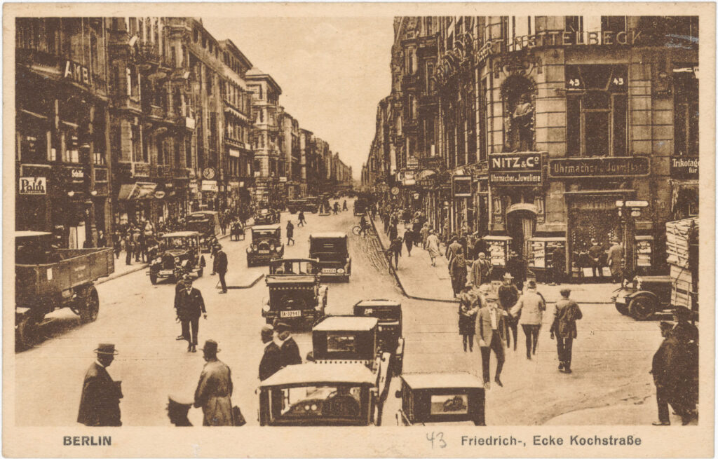 Mitten im Zeitungsviertel – wo später der Checkpoint Charlie weltberühmt werden sollte – pulsierte vor 1933 das Leben. Friedrichstr./Kochstr., ca. 1930, SPP / FHXB 0938