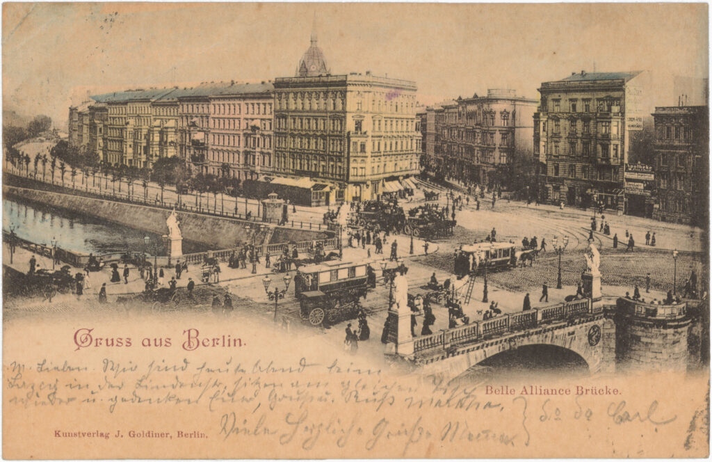 Eine weitere Wohnung Paula Thiedes lag am Waterloo-Ufer 4, auf der Ansichtskarte hinter der Brücke links. Lediglich der Landwehrkanal trennte die Straße vom Zeitungsviertel, „Gruss aus Berlin, Belle Alliance Brücke“, o.D., (verschickt am 20.10.1899), SPP / FHXB 0528