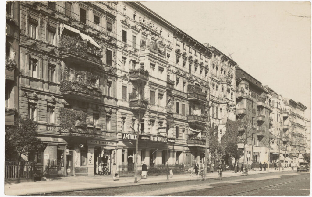 Agnes Fahrenwald, Vorsitzende des Allgemeinen Arbeiterinnen-Vereins, zog 1895 aus der Schönleinstr. direkt um die Ecke in die Urbanstr. 116, in das Haus rechts neben der Apotheke. Urbanstr., ca. 1930, SPP / FHXB 4577