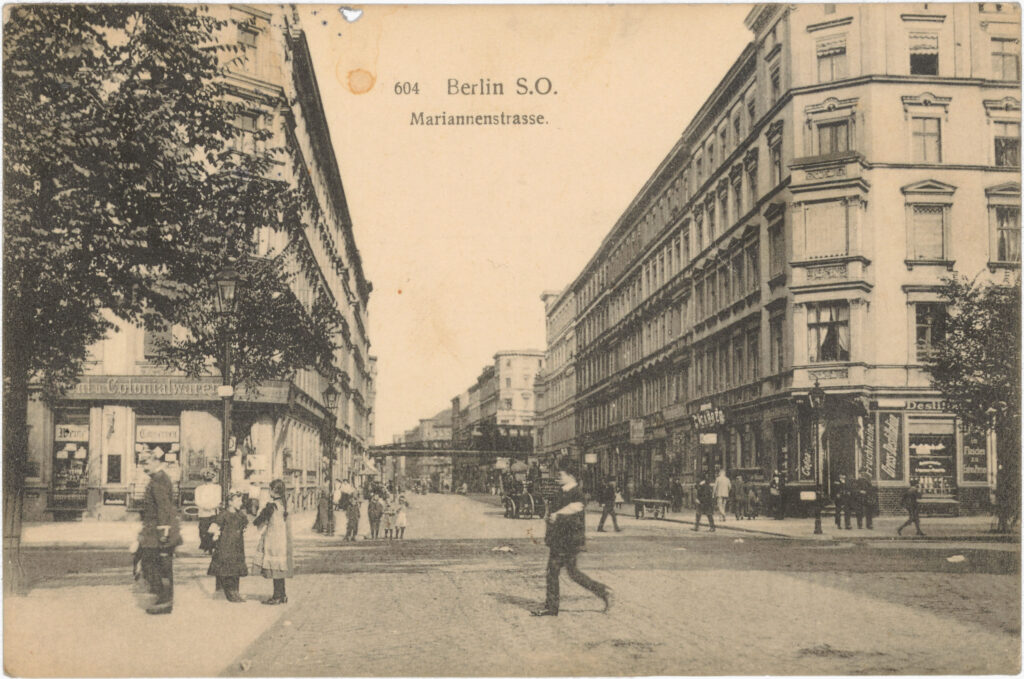 Mariannenstr. Ecke Reichenberger Str. mit Blick auf die Skalitzer Str. Auf der linken Seite hinter der Hochbahn wohnte Paula Thiedes Kollegin Sophie Fiesel (spätere Teske) in der Skalitzer Str. 122, die im „Verein der Arbeiterinnen an Buch- und Steindruck-Schnellpressen“ aktiv war. o.D. (verschickt am 30.08.1912), SPP / FHXB 2845