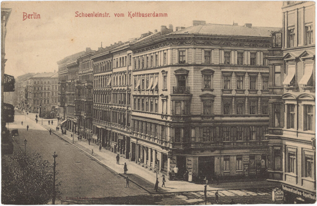 Im Eckhaus Schönleinstr./Böckhstr. 27 im Bildvordergrund lebte Frau Jung (Vorname unbekannt), die Mitte der 1890er Jahre Mitglied einer gewerkschaftlichen Frauenagitationskommission war „Schönleinstr. vom Kottbusserdamm“, o.D. (verschickt am 21.11.1911), SPP / FHXB 4040