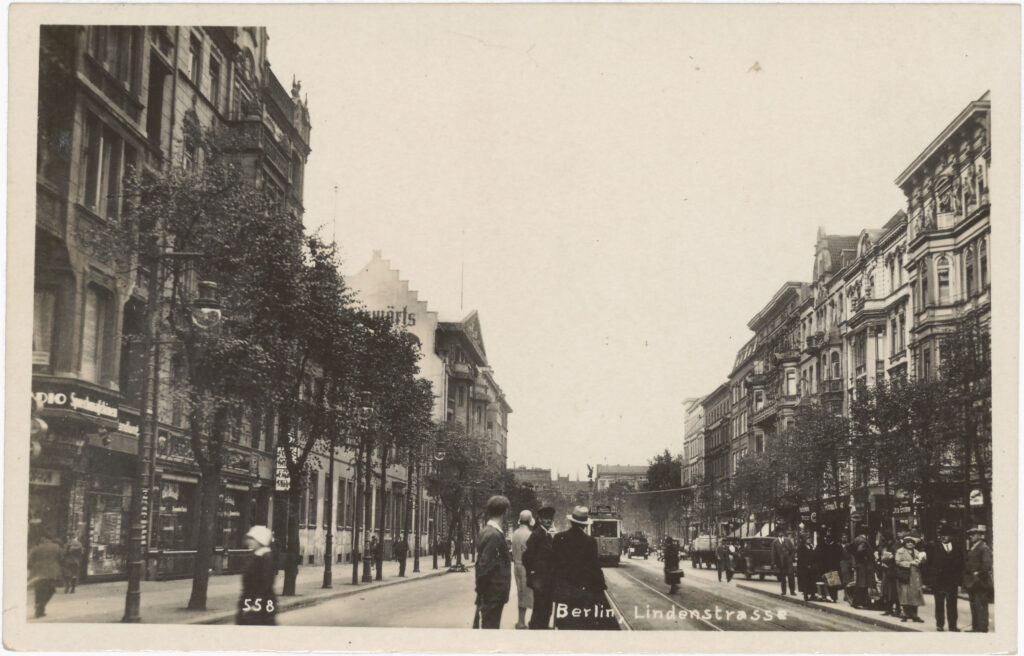 Das sozialdemokratische Vorwärts-Haus mit Verlag und Druckerei lag in der Lindenstr., direkt am damaligen Belle-Alliance-Platz (heute Mehringplatz). Lindenstr., ca. 1931, SPP / FHXB 2514