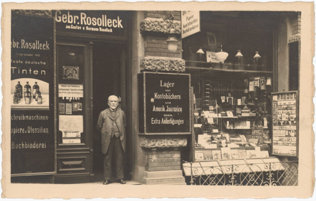 Neben Druckereien und Verlagen konnten im Zeitungsviertel alle erdenklichen Waren und Dienstleistungen aus dem Bereich des Druckgewerbes erstanden werden – von Tinte bis zu Buchbinderbedarf. Buchbinderei und Papierhandlung „Gebr. Rosolleck“, Friedrichstr. 213, o.D., SPP / FHXB 0988