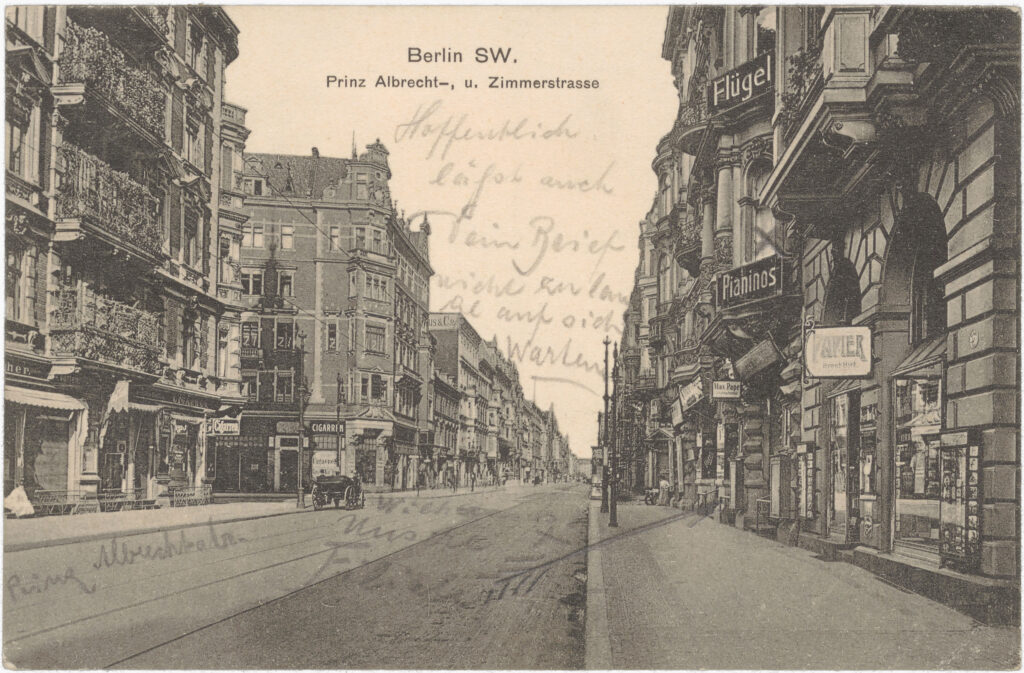 Die Papierhandlung „Ernst Hirt“ in der Prinz-Albrecht-Str. und Zimmerstr., vorne verläuft quer die Wilhelmstr. o.D. (verschickt am 24.07.1912), SPP / FHXB 3410