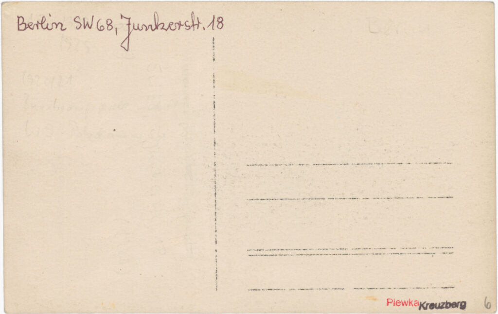 Geschäft für Bürobedarf und Büromaschinen in der Junkerstr. 18. Aufschrift: „Werner Knaebel G.m.b.H., Generalvertretung für Gross Berlin u. Brandenburg der Idea u. Iduna Universal Bleistift Spitzmaschinen“. Die Junkerstr. gibt es seit 1970 nicht mehr, sie lag mitten im Zeitungsviertel zwischen Lindenstr. und Markgrafenstr., ca. 1925, SPP / FHXB 2019