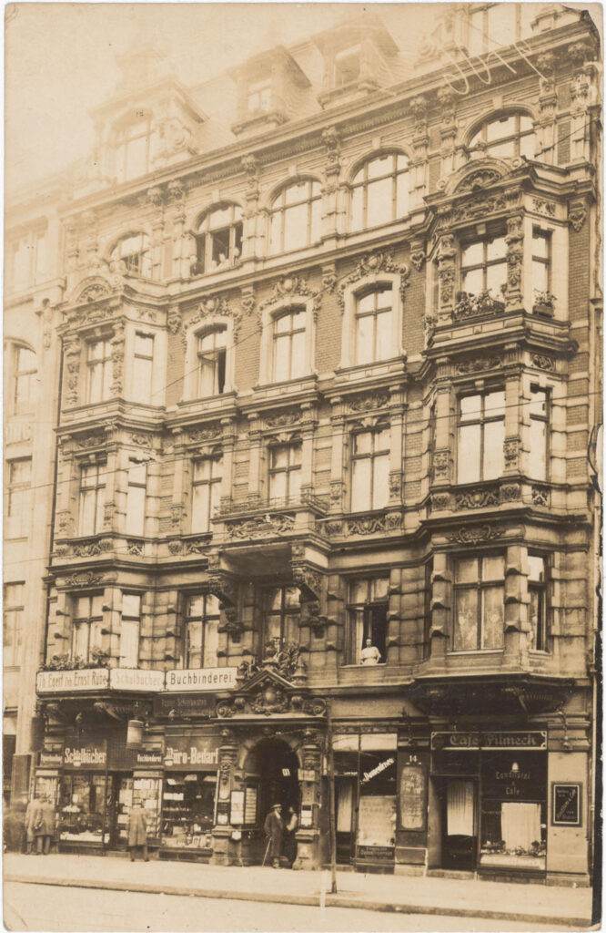 Geschäft „Th. Egert Inh. Ernst Rübe – Schulbücher – Buchbinderei“ sowie „Papierhandlung“ und „Bürobedarf“. Das angrenzende Café trägt den Namen „Filmeck“, ein Hinweis auf die beginnende Filmindustrie im Zeitungsviertel. Kochstr. 14, o.D., SPP / FHXB 2062