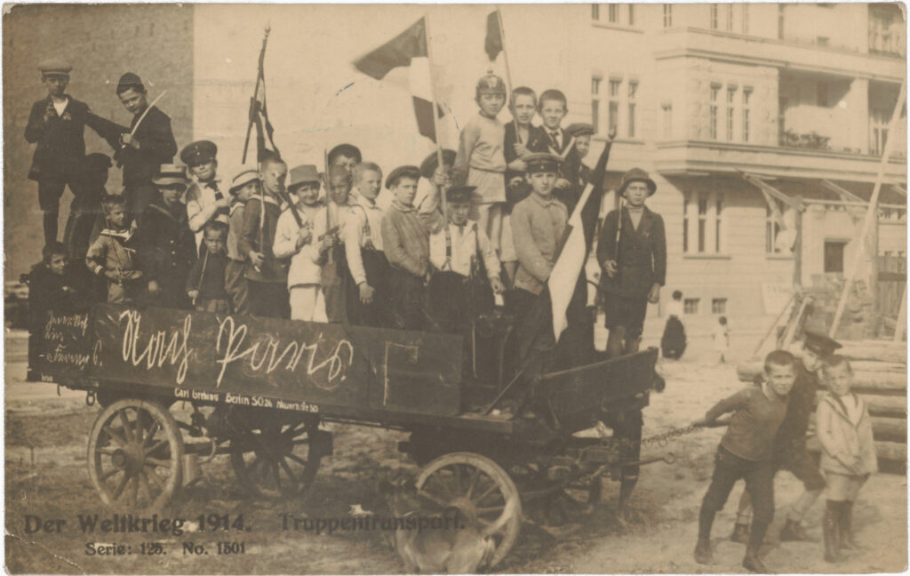 „Kinder spielen Krieg“ Naunynstraße, ca. 1914, SPP / FHXB 3399.