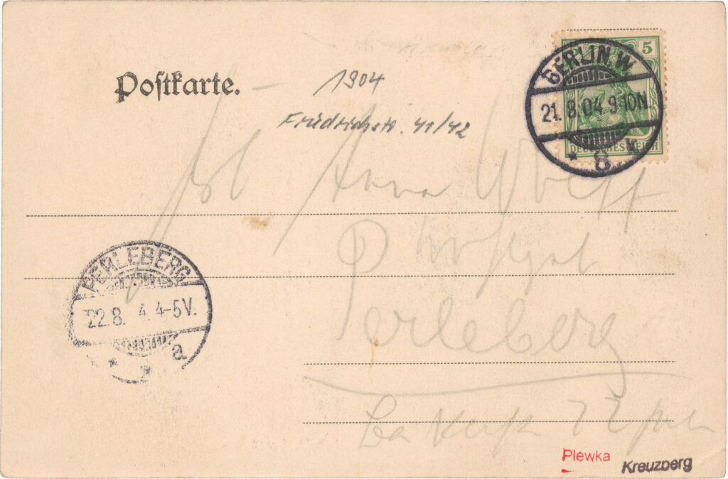 Vorne links im Bild ist ein Süßwarenautomat der Firma „Hartwig & Vogel“ zu sehen. In den hier käuflichen Schokoladen waren vermutlich auch kolonialrassistische Sammelbilder enthalten. Innenhof vom Restaurant “Friedrichshof”, Friedrichstr., o.D. (verschickt am 21.08.1904), SPP / FHXB 0965.